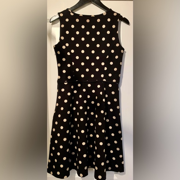 LN ANN TAYLOR V-NECK DRESS. YUMMY FABRIC. BLACK W/TAN POLKA DOTS. FLATTERING❤️ - Picture 3 of 8